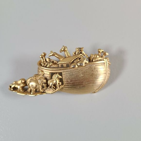 *Vintage Matte Gold Tone Noah's Arc Pin Brooch with Animals Signed AJC - Picture 3 of 8